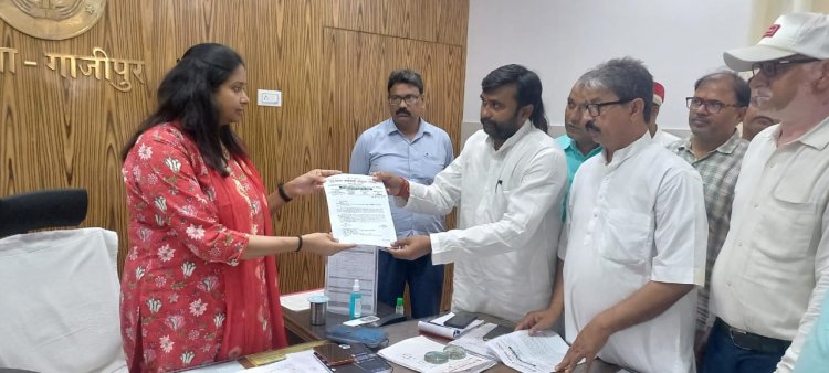 कर्मचारी संयुक्त परिषद का प्रतिनिधिमंडल मिला डीएम से