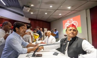 राष्ट्रीय अधिवेशन में अखिलेश यादव से मिलकर सपा नेता ने दी बधाई