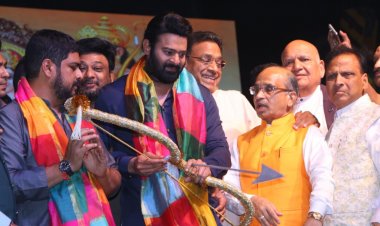 फिल्म बाहुबली के हीरो प्रभाष ने रावण, कुंभकरण , मेघनाथ के साथ भ्रष्टाचार के अलावा पांच अलग अलग पुतलो का भी किया दहन