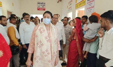 जिला अस्पताल पहुंची डीएम , मरीज ने अव्यवस्था की शिकायत