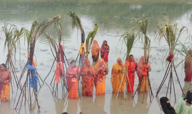 डुबते सुर्य को ब्रती महिलाओं ने दिया अर्घ