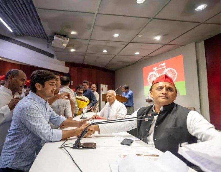 राष्ट्रीय अधिवेशन में अखिलेश यादव से मिलकर सपा नेता ने दी बधाई