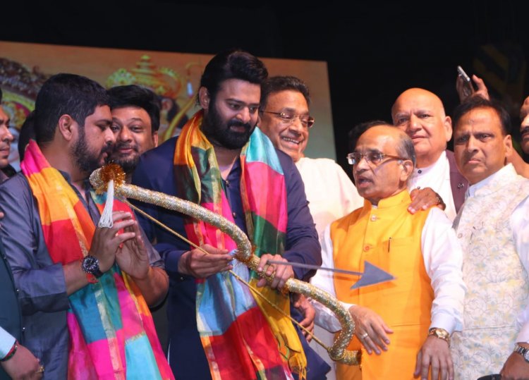 फिल्म बाहुबली के हीरो प्रभाष ने रावण, कुंभकरण , मेघनाथ के साथ भ्रष्टाचार के अलावा पांच अलग अलग पुतलो का भी किया दहन