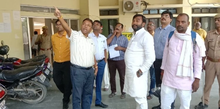 कार्यालय मे गंदगी का भरमार देख भङके मुख्य विकास अधिकारी