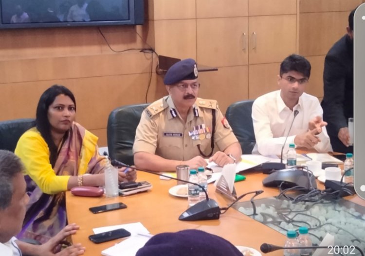 राष्ट्रपति के प्रस्तावित कार्यक्रम को लेकर पुलिस कमिश्नर, मंडलायुक्त मेरठ मंडल मेरठ एवं डीएम ने संयुक्त रुप से अधिकारियों के साथ की महत्वपूर्ण बैठक