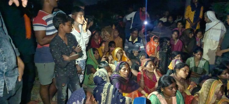 दरवाजे पर खङे युवक को मारा चाकू,  हमलावर को ग्रामीणो ने पीटकर किया अधमरा