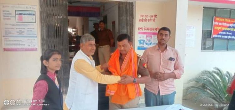 कासिमाबाद कोतवाली के प्रभारी निरीक्षक कमलेश पाल ने पहना भगवा,  विपक्ष ने किया कार्यवाही की मांग