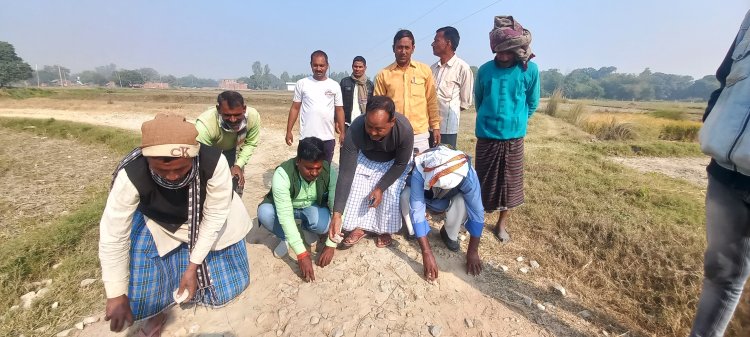 3 साल पूर्व सड़क पर गिट्टी डालकर फरार हुआ ठेकेदार ,ग्रामीणों ने दी चेतावनी