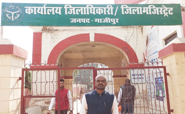 खस्ताहाल सङक को लेकर समाजसेवी अनिल यादव ने डीएम को सौंपा पत्रक
