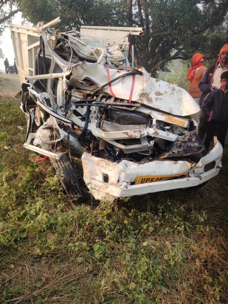तेज रफ्तार पिकअप ने पेङ मे मारा टक्कर,  ड्राइवर की मौत