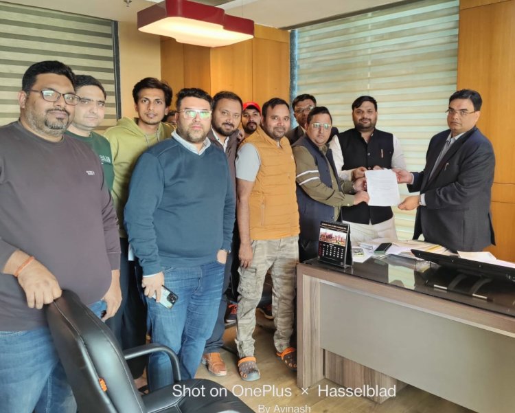 काफी लंबे समय से अटकी की रजिस्ट्री के लिए विधायक प्रतिनिधि के साथ ग्रेटर नोएडा ओएसडी से मिले गुलशन बेलिना सोसाइटी निवासी