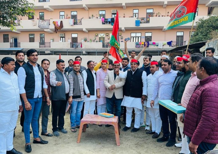 सपा नेताओ ने नॉएडा में मनाया जीत का जश्न