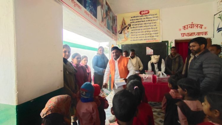 युवा समाजसेवी ने शादी की सालगिरह पर प्राथमिक विद्यालय में वितरण किया पुस्तक