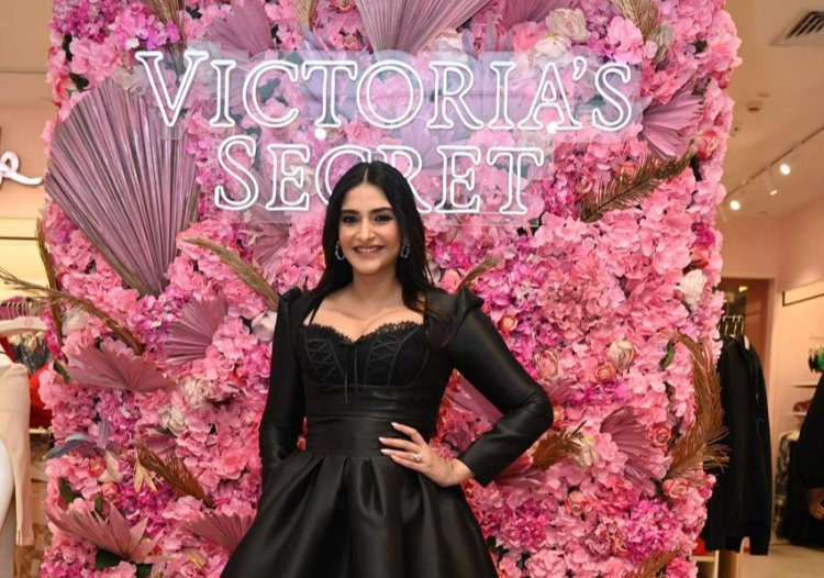 बॉलीवुड डीवाज़ सोनम कपूर और जाह्नवी कपूर ने विक्टोरिया सीक्रेट न्यू स्टोर लॉन्च किया