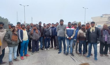 ओवरब्रिज की मांग पर सङक पर उतरे ग्रामीण 