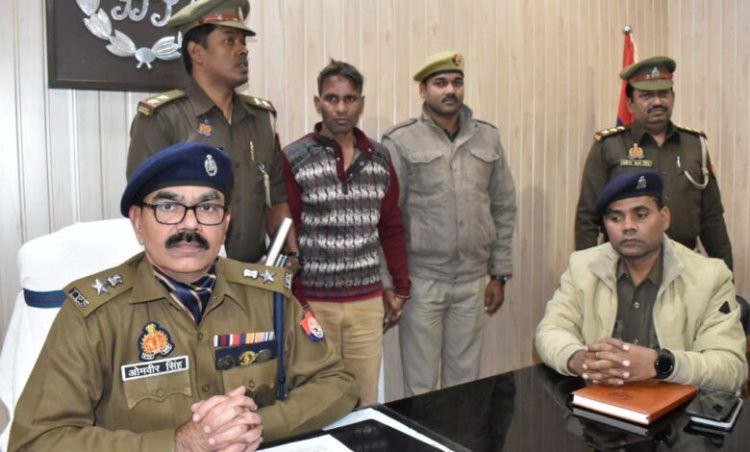 जनता ने दरोगा जी को पकङा, अब खायेंगे जेल की हवा