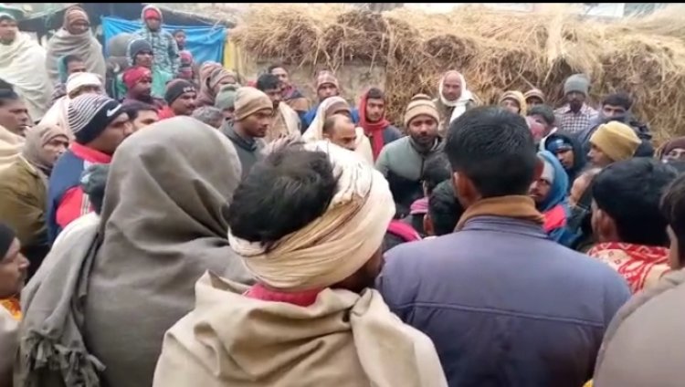 कब्रिस्तान नही होने पर दुसरे गांव मे दफ़नाया गया शव