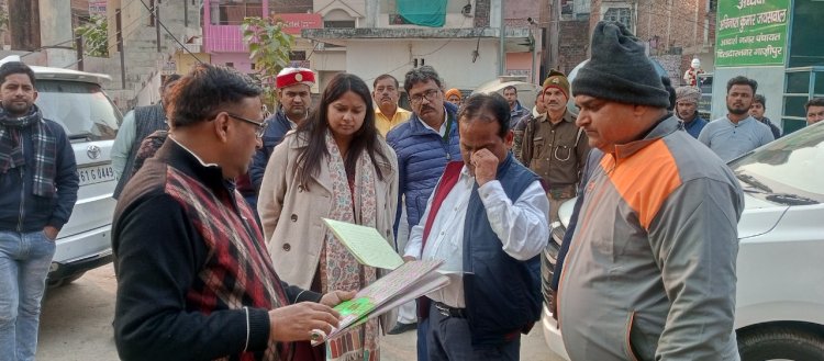 नगर पंचायत कार्यालय में गंदगी देख भड़की डीएम