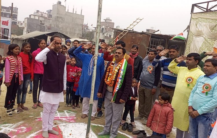 दुर्गा एनक्लेव कालोनी में हर्षोल्लास के साथ मनाया गया गणतंत्र दिवस