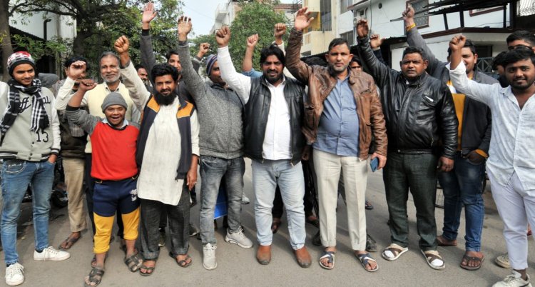 ऑल इंडिया पसमांदा मुस्लिम संगठन के कार्यकर्ता  दानिश आजाद अंसारी के समर्थन में जुटे