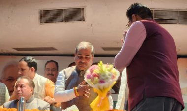 शहर की समस्याओं को लेकर कोनरवा का प्रतिनिधिमंडल जिला प्रभारी मंत्री से मिला, सौंपा ज्ञापन