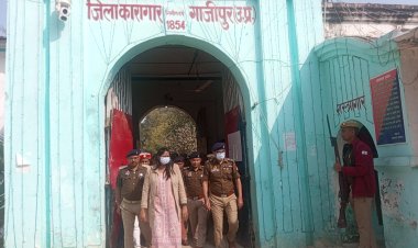 भारी पुलिस फोर्स के साथ जिला जेल पहुंचे डीएम एस पी
