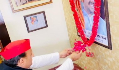 सपा नेता डॉ विकास प्रधान के घर पहुंचे पूर्व मुख्यमंत्री अखिलेश यादव