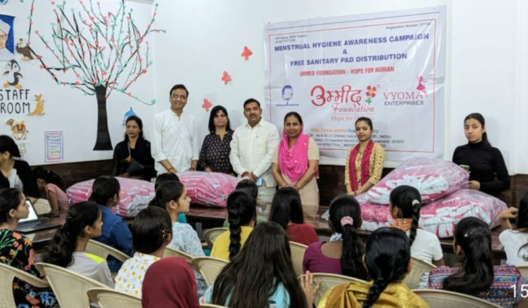 उम्मीद फाऊंडेशन के माध्यम से सैनेट्री पैड का कराया गया वितरण - देवेन्द्र यादव