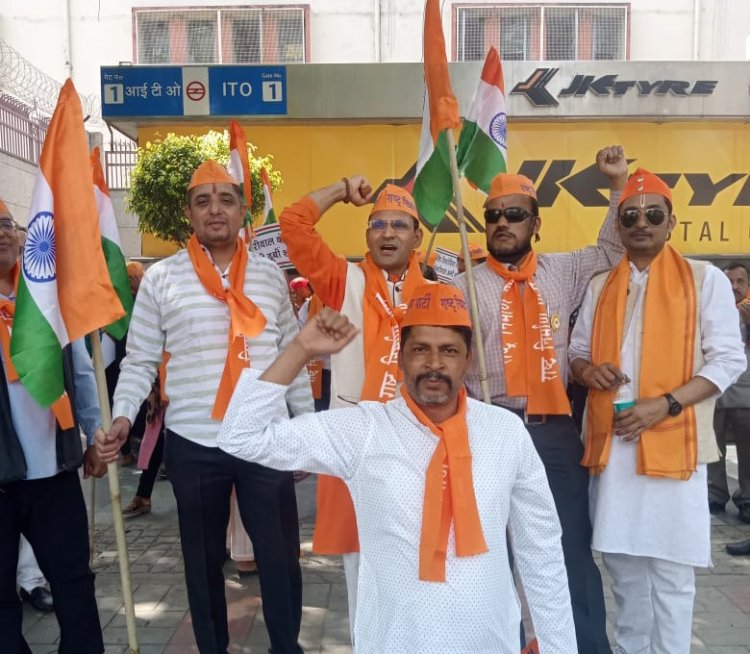 शराब घोटाले में शामिल अरविंद केजरीवाल को गिरफ्तार/बर्खास्त किए जाने की मांग को लेकर राष्ट्र निर्माण पार्टी का प्रदर्शन