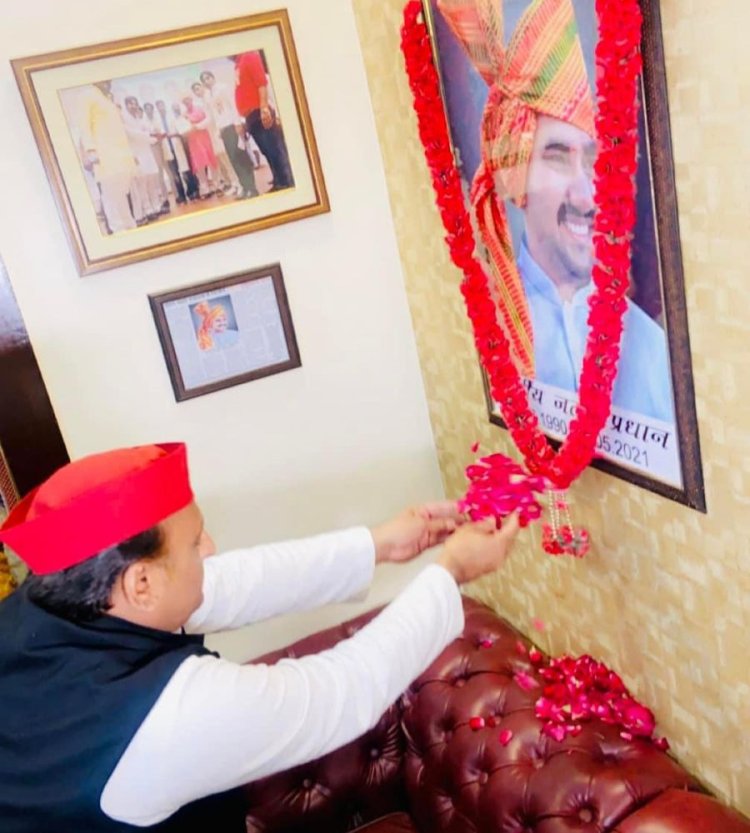 सपा नेता डॉ विकास प्रधान के घर पहुंचे पूर्व मुख्यमंत्री अखिलेश यादव