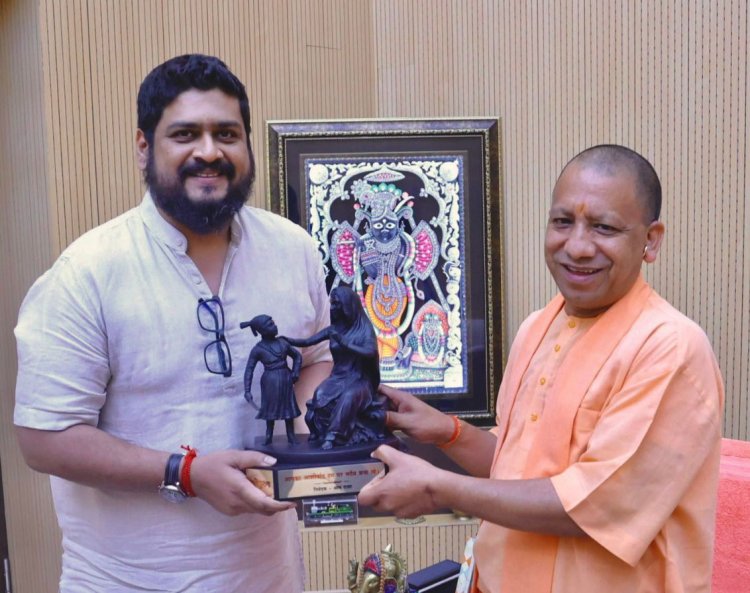 निर्देशक ओम राउत ने यूपी के सीएम योगी आदित्यनाथ से की मुलाकात