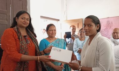 जिला अधिकारी आर्यका  अखौरी ने किया टैबलेट वितरण