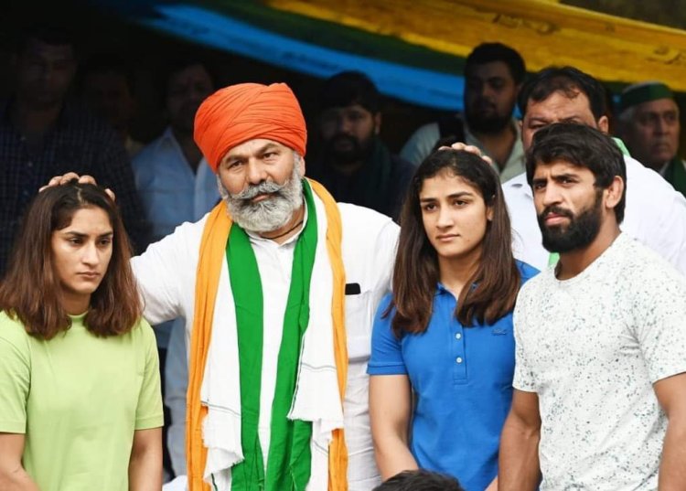 जंतर मंतर पर चल रहे पहलवानों के धरने में पहुंचे राकेश टिकैत