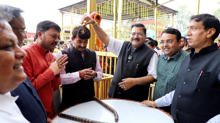 सांसद मनोज तिवारी पहुंचे खाटू श्याम दिल्ली धाम मंदिर