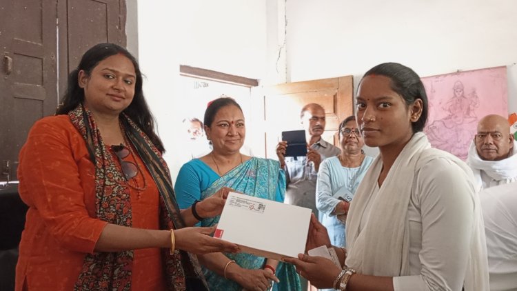 जिला अधिकारी आर्यका  अखौरी ने किया टैबलेट वितरण