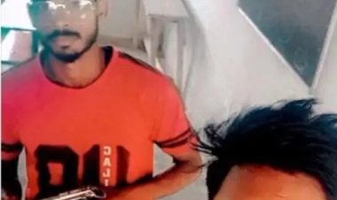 अवैध असलहा चमकाते हुए साहब आए चर्चा में, पुलिस पिछे लगी 