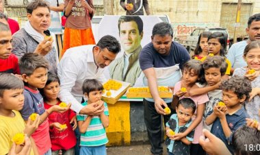 राहुल गांधी के जन्मदिवस पर बच्चो को बांटी मिठाई