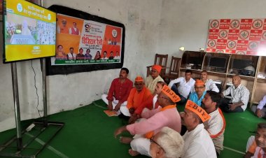 प्रधानमंत्री के सम्बोधन के दौरान बीच बीच मे लगते रहे नरेन्द्र मोदी ज़िंदाबाद के नारे 