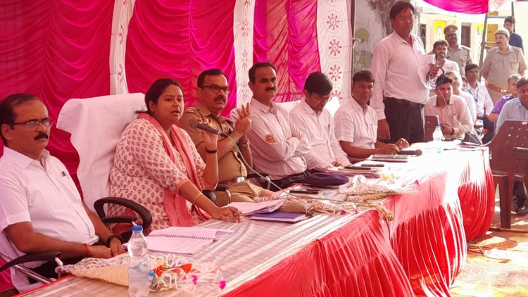 एक्शन में जिलाधिकारी, सचिव को फटकार तो रोजगार सेवक संग सफाई कर्मचारी पर गिरी गाज 