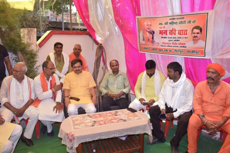 कार्यकर्ताओं के साथ एम एल सी ने सुना प्रधानमन्त्री का मन की बात