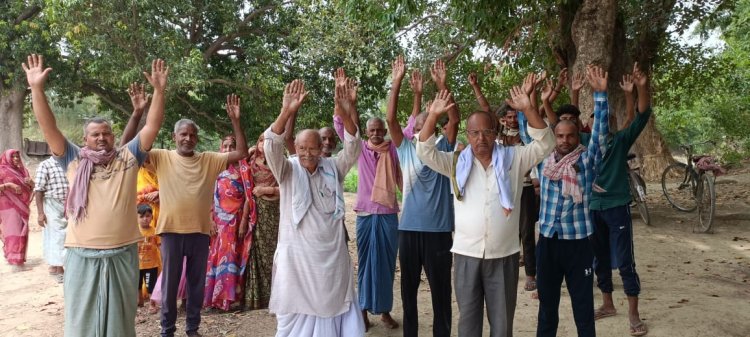दबंग ने फर्जीवाड़ा कर पोखरी पर किया कब्जा ,ग्रामीणों ने किया प्रदर्शन