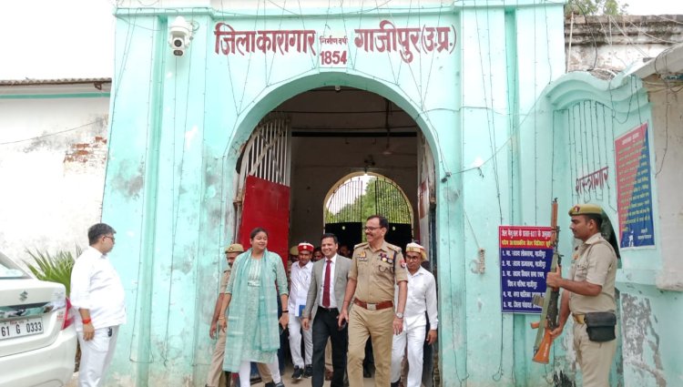 जिला कारागार पहुंचें जिला जज संग डीएम एसपी