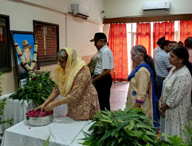 कारगिल शहीद कैप्टन मनोज पांडे को उनकी 24वीं पुण्य तिथि पर पुष्पांजलि अर्पित कर याद किया गया