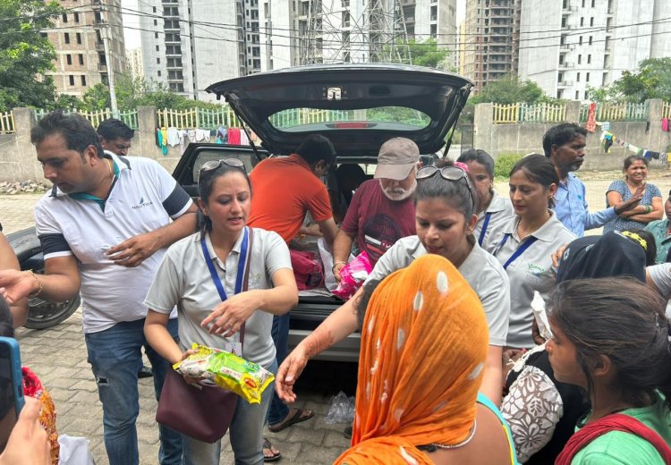 ईएमसीटी द्वारा नोएडा में बाढ़ प्रभावित क्षेत्र में बांटा भोजन और दी राहत सामग्री