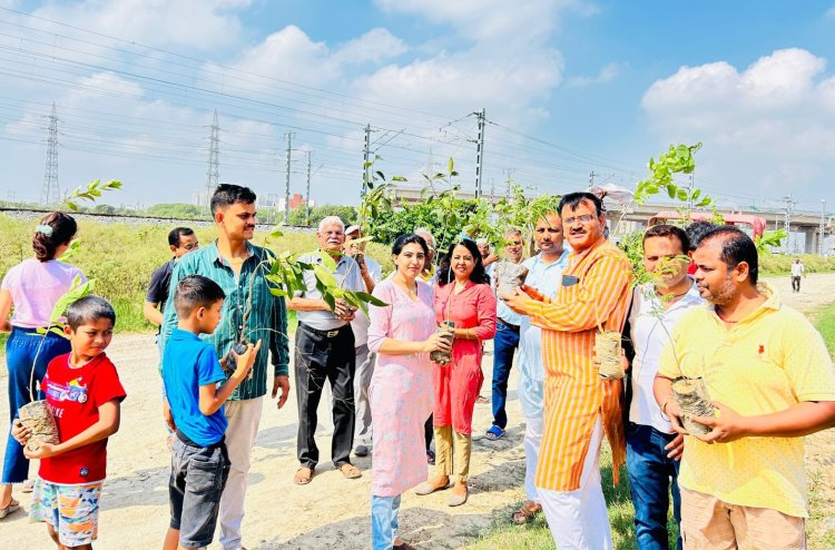 गौतमबुद्धनगर में संस्था द्वारा "एक पौधा, आपके नाम" कार्यक्रम का आयोजन