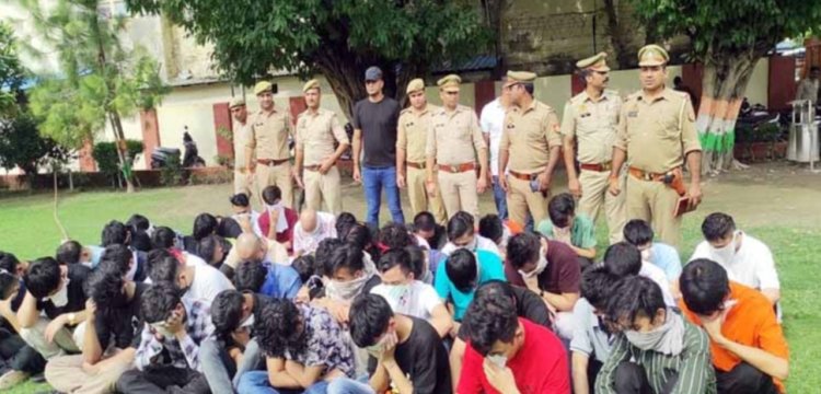 अंतरराष्ट्रीय साइबर ठगी करने वाले फर्जी कॉल सेंटर का भंडाफोड़, 84 लोग गिरफ्तार, 20 लाख नगद बरामद