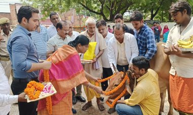 कृष्ण जन्माष्टमी पर गौशाला पहुंचे सीडीओ अव्यवस्था पर हुए नाराज