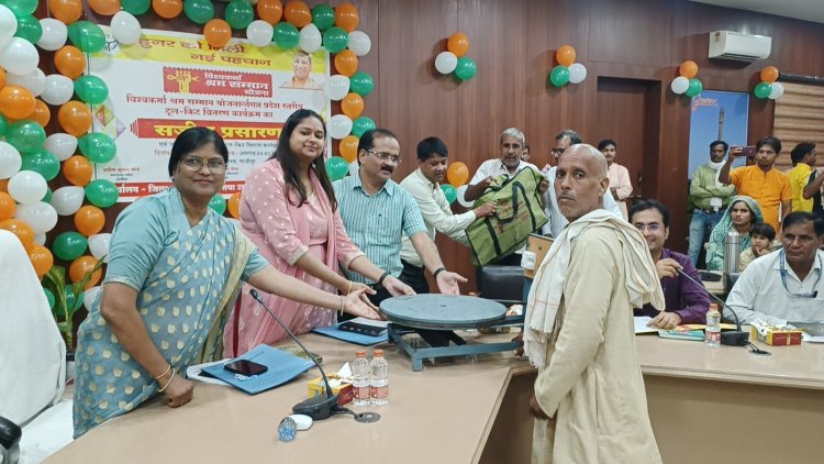 विश्वकर्मा श्रम सम्मान योजनान्तर्गत विभिन्न ट्रेड के लाभार्थियों को हुआ टूलकिट वितरण 