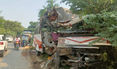 बस और ट्रक की हुई भिड़ंत, बस ड्राईवर की मौत खलासी घायल