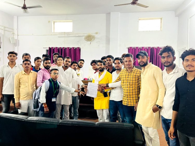 पीजी कॉलेज में चल रहा है मनमाना अवैध वसूली, छात्र नेताओं ने 32 सूत्रीय मांग पत्र सौंपा